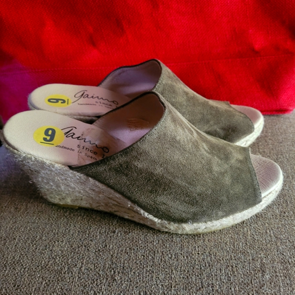 Made in Spain wedges, olive green color, suede material size 9